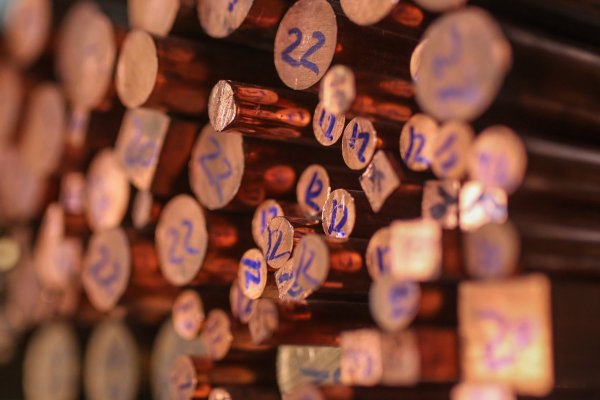 <p>Histórico: el cobre supera por primera vez la marca de los US$ 12.000 la tonelada en Londres tras el impacto de los aranceles en el mercado</p>