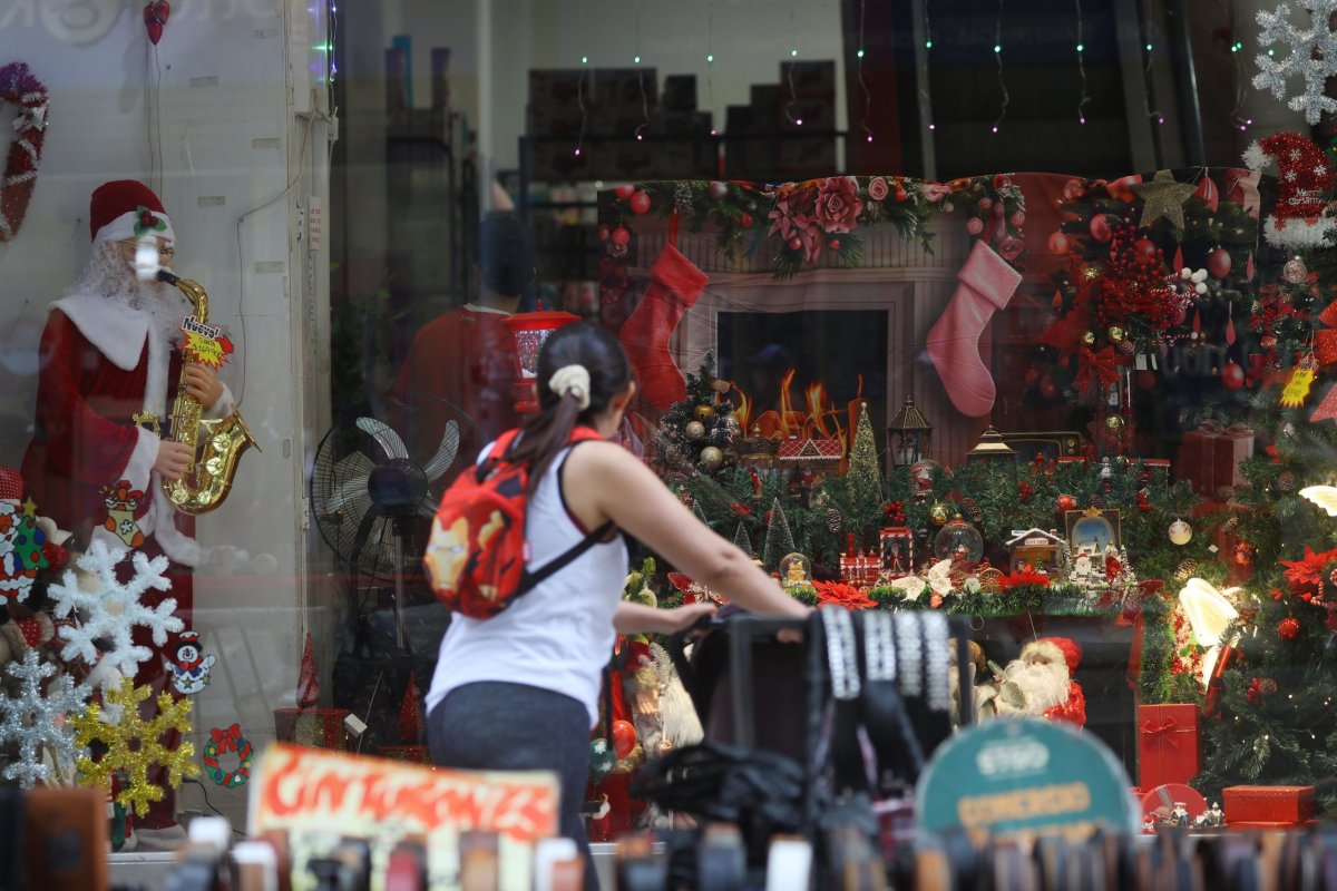 <p>Estudio revela que los chilenos gastan en diciembre $ 350 mil adicionales y los hombres suben el promedio</p>