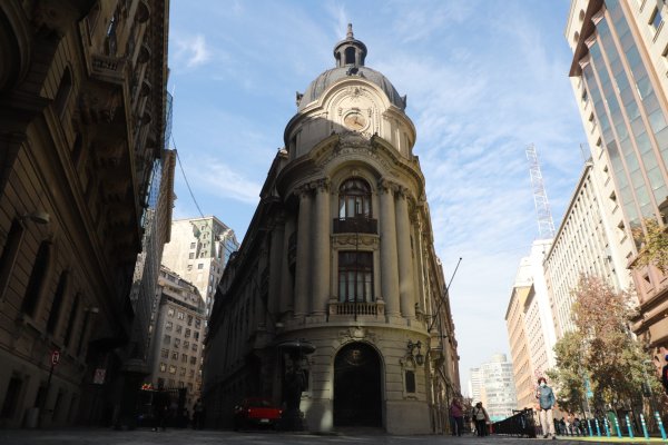 <p>Bolsa de Santiago cae al inicio de la tarde en medio de bajo dinamismo internacional por semana navideña</p>