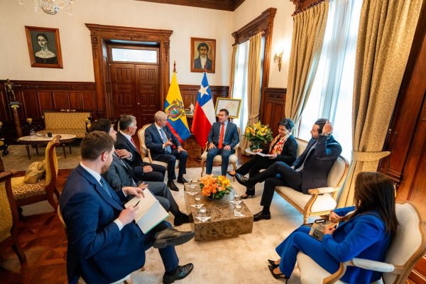 <p>Kast llega a Ecuador luego de escala en Lima, donde se reunió con canciller peruano para coordinar "corredor humanitario"</p>