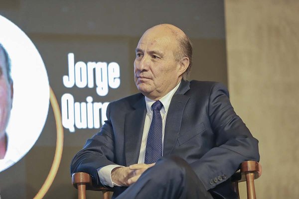 <p>Quiroz seguirá en contacto con los parlamentarios en las próximas semanas para coordinar el trabajo legislativo desde marzo. Ayer presentó a su “jefe de gabinete” en la reunión, el economista Rudy Canales. Foto: Julio Castro</p>