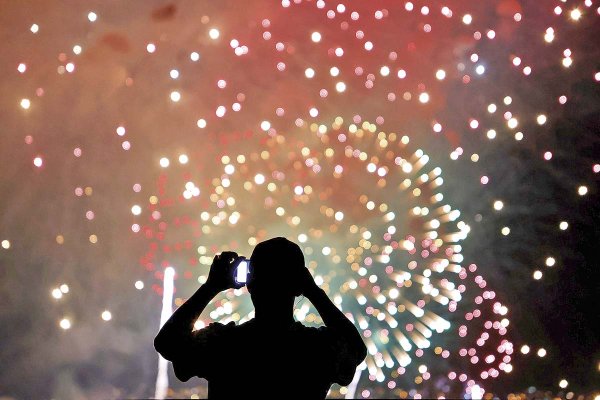 Fuegos vs drones: los eventos de Año Nuevo en Valparaíso e Iquique en cifras