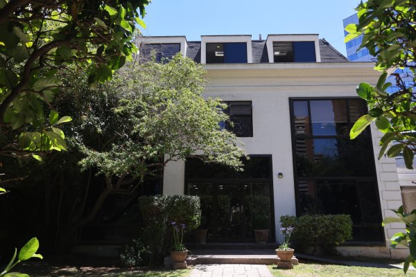 <p>Siete historias de "La Moneda Chica" de Kast: desde lluvia de currículum a trajes de sastre</p>