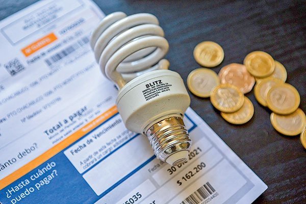 <p>Enel informa a clientes cuándo y cómo se devolverán sobrecobros en boletas de luz</p>