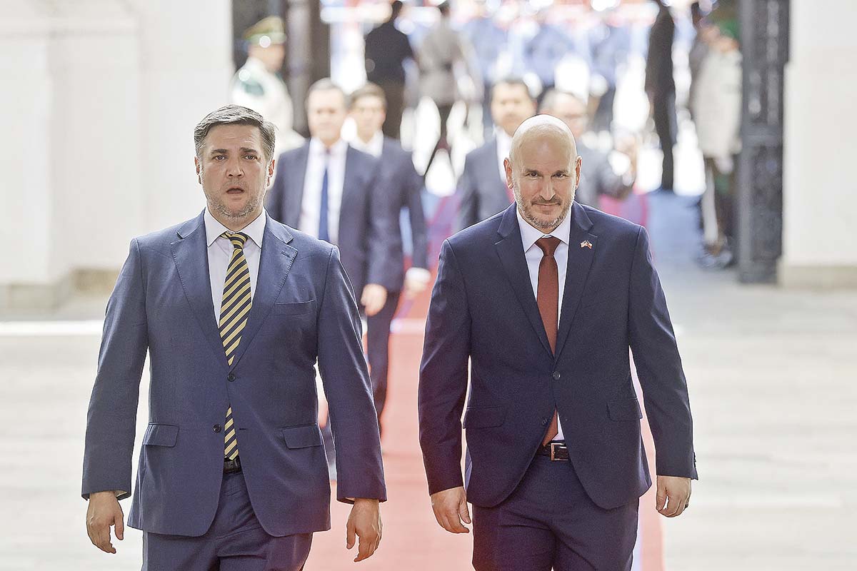 <p>A la derecha, el embajador de EEUU, Brandon Judd. Foto: Aton Chile</p>