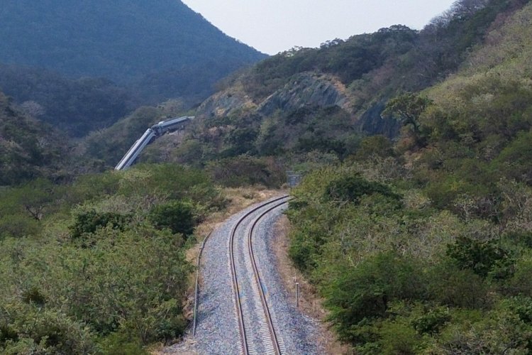 <p>Descarrilamiento mortal en México reaviva las acusaciones de corrupción en el proyecto ferroviario</p>