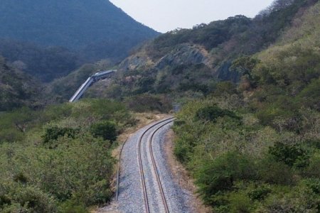 Descarrilamiento mortal en México reaviva las acusaciones de corrupción en el proyecto ferroviario