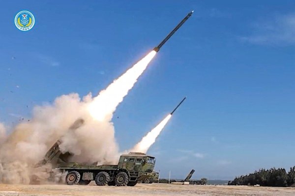 <p>Captura de pantalla de un video emitido por el Comando del Teatro Oriental del Ejército Popular de Liberación de China (EPL) sobre los ejercicios militares en Taiwán. (Foto: Reuters)</p>