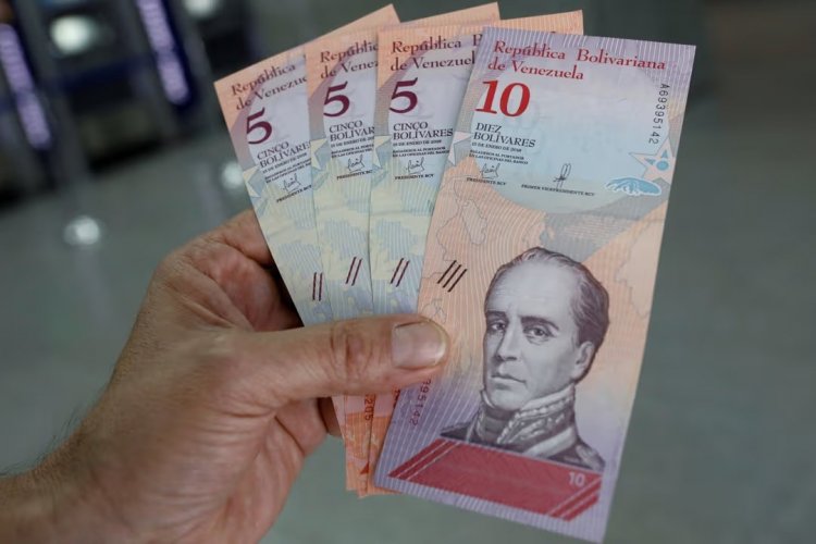 <p>Moneda local de Venezuela cierra en 301 bolívares por dólar y se deprecia 83% en un año</p>