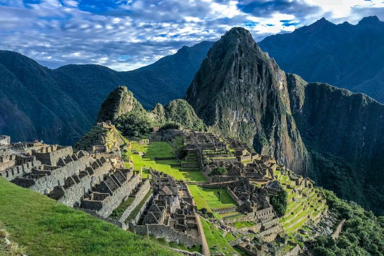 <p>Al menos un muerto y 40 heridos deja choque de trenes en vía a Machu Picchu</p>