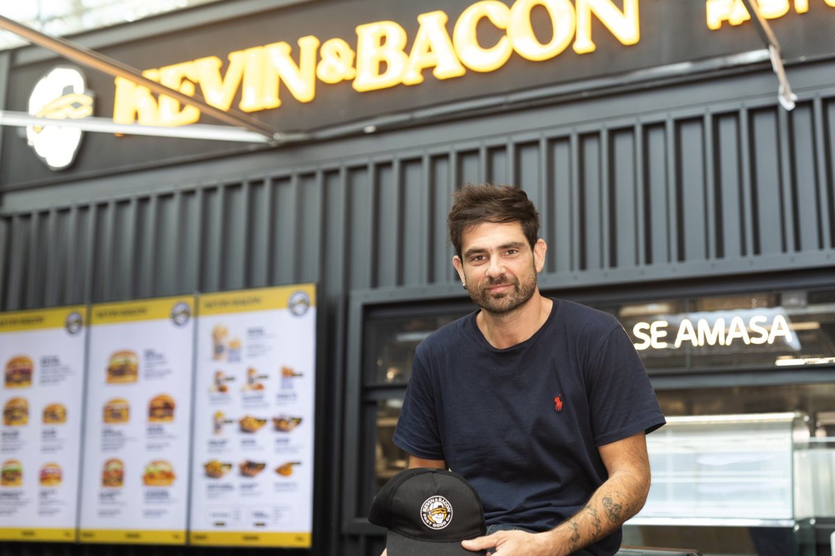 <p>Fue fenómeno en Argentina y hoy apuesta por Santiago: El aterrizaje de Kevin Bacon en Chile</p>