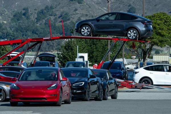 <p>Tesla pierde la corona frente a la china BYD tras reportar una caída de 8,6% en sus ventas anuales</p>