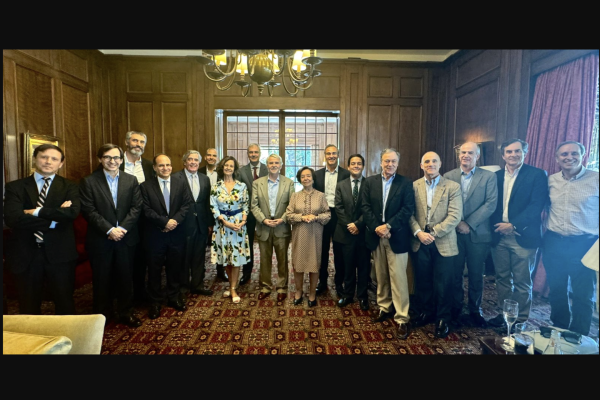 Con un almuerzo sorpresa celebran los 50 años de Baltazar Sánchez en el Grupo Claro