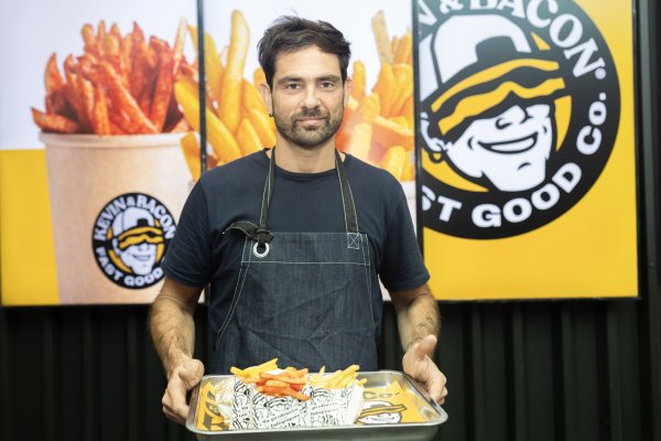 <p>Fue fenómeno en Argentina y hoy apuesta por Santiago: El aterrizaje de Kevin Bacon en Chile</p>