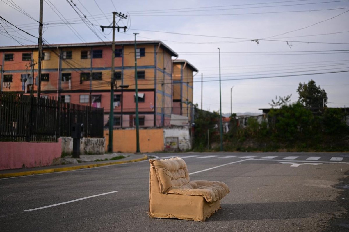 <p>Venezolano desde Caracas: “Si sales a celebrar, aún están en las calles los cuerpos de seguridad. Somos todavía un país secuestrado por malhechores“</p>