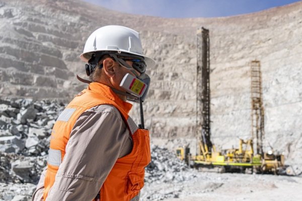 <p>Decreto de zona saturada para Sierra Gorda cumple un año sin firmar en el escritorio del Presidente Boric y crece expectación por salida acordada con grandes mineras</p>