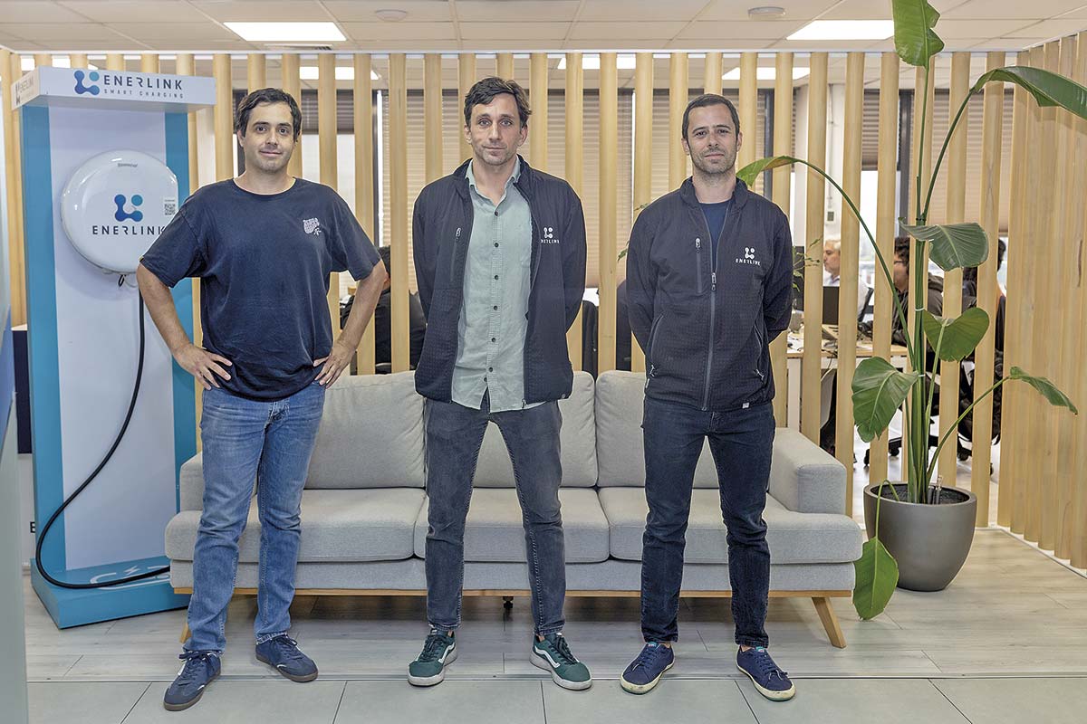 <p>Alberto Cárdenas, Sebastián Luque y José Ignacio Dusaillant, fundadores de Enerlink. Foto: Verónica Ortíz</p>