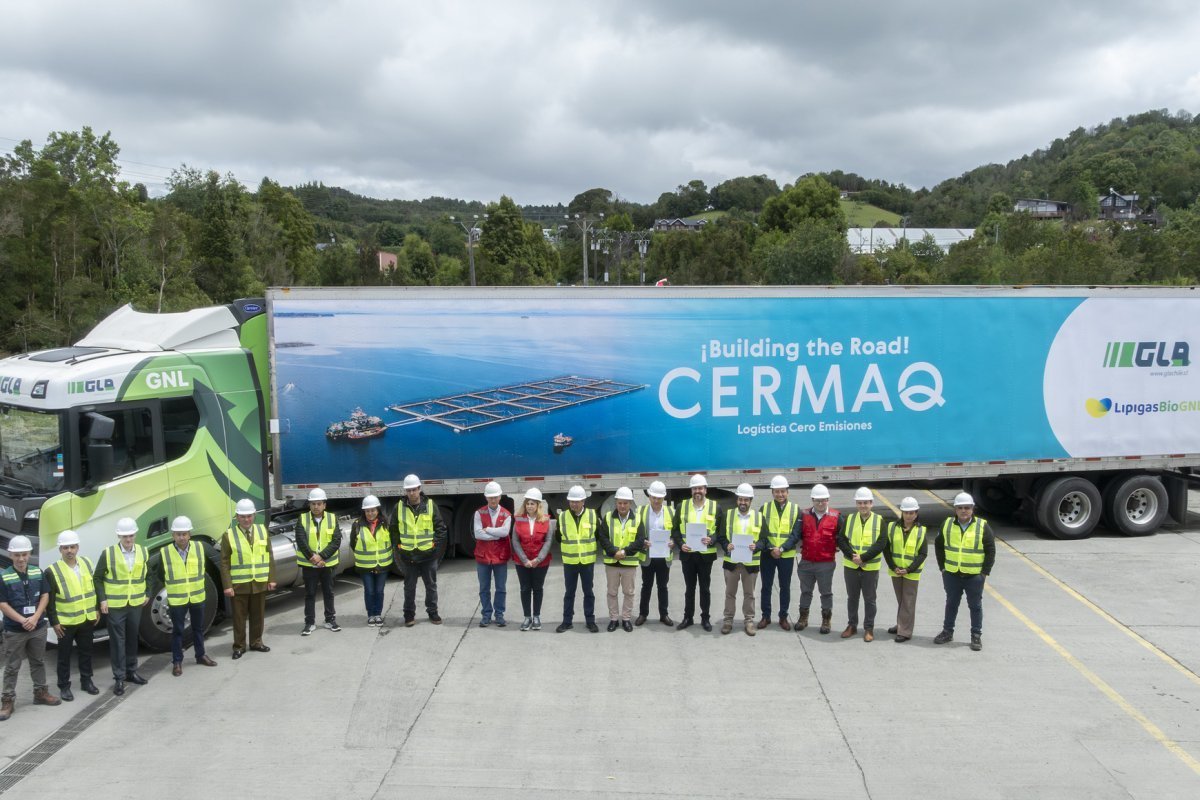 <p>Tractocamión con salmón fresco realizará desde Chiloé el primer viaje de larga distancia con biocombustible en América Latina</p>