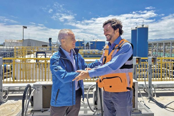 De izq. a der.: el gerente general de Esval, José Luis Murillo; y el gerente general Aguas Pacífico, Javier Moreno.