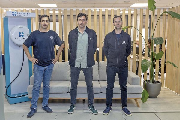 Alberto Cárdenas, Sebastián Luque y José Ignacio Dusaillant, fundadores de Enerlink. Foto: Verónica Ortíz