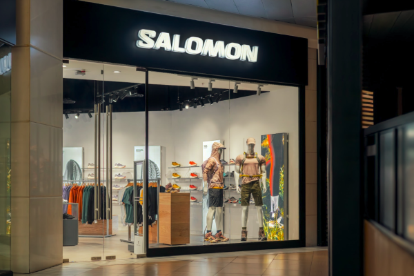 <p>Grupo chileno refuerza apuesta por marca francesa Salomon y moderniza tiendas en Costanera Center y Mall Sport</p>