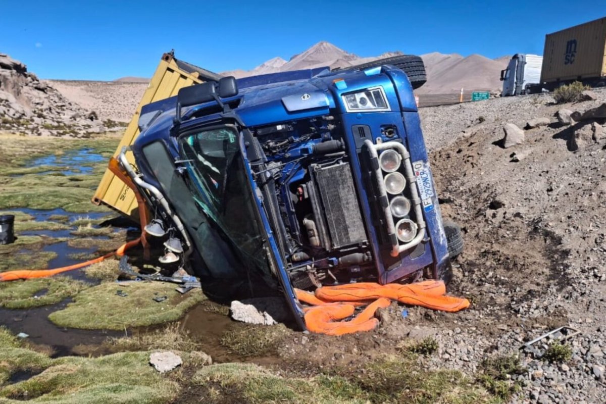<p>Otra vez un camión boliviano: nuevo volcamiento en Parque Nacional Lauca obliga a Conaf a activar protocolos de emergencia</p>