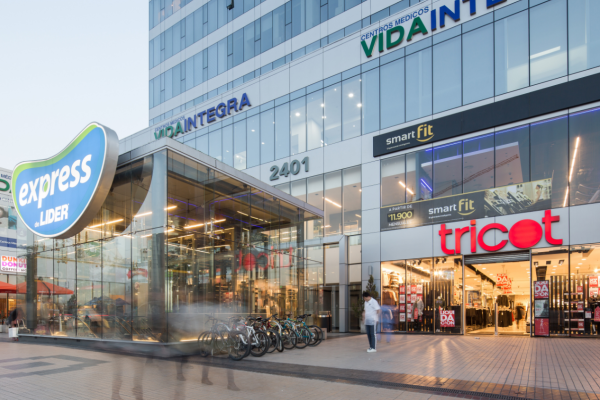 Santander estrena fondo de renta comercial y adquiere 49% de empresa inmobiliaria ligada a Ronald Hirsch