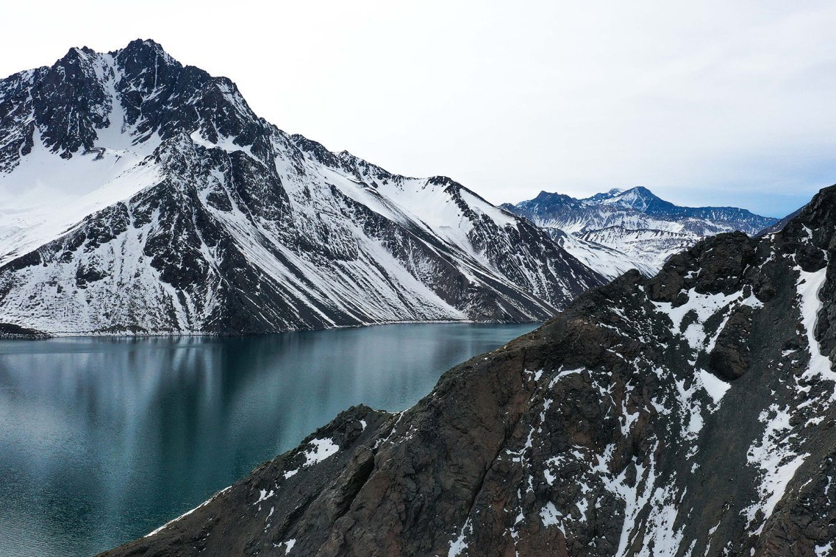 <p>Académicos de la UC anuncian inédito proyecto para confirmar enorme reservorio de “agua sólida” cerca del centro de ski La Parva</p>
