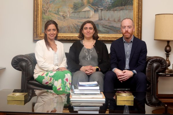 <p>La directora (s) del SII, Carolina Saravia; la vicepresidenta de Tax Latam de Anglo American, Carla Maldonado; y el group head of Tax de Anglo American, Michael Donnelly (crédito: Verónica Ortiz).</p>