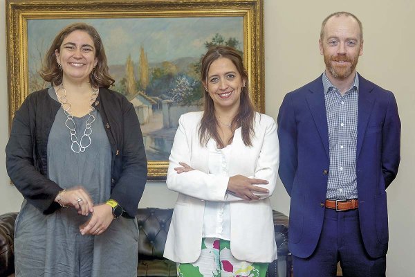 <p>La vicepresidenta de Tax Latam de Anglo American, Carla Maldonado; la directora (s) del SII, Carolina Saravia; y el group head of Tax de Anglo American, Michael Donnelly. (crédito: Verónica Ortiz).</p>