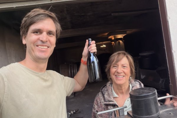 <p>François Pouzet embotella vino en honor a su padre enólogo</p>