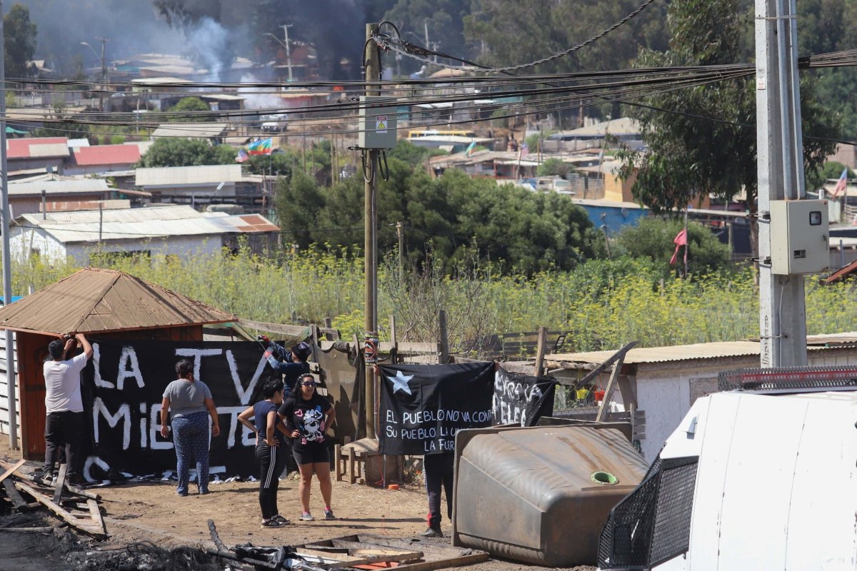<p>En medio de barricadas y tensiones comienza el desalojo de la megatoma de San Antonio</p>