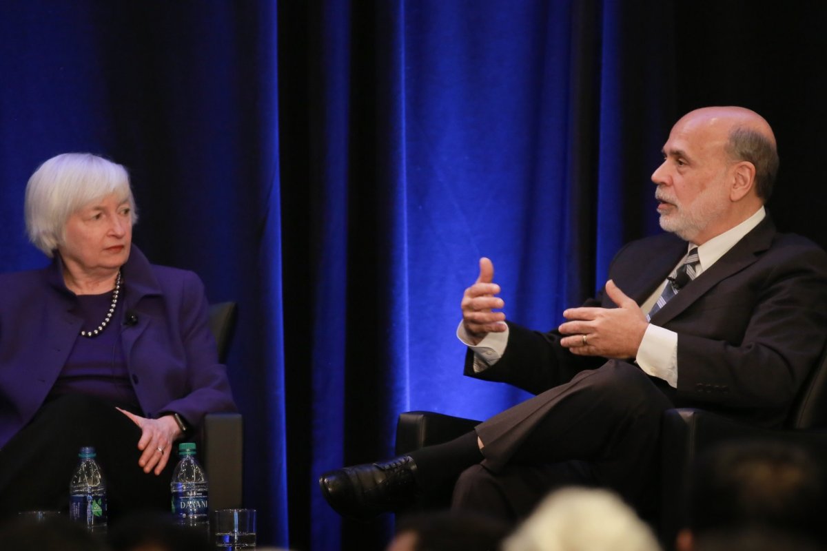 <p>Exjefes de la Fed atacan la investigación contra Powell y acusan a Trump de gobernar EEUU como un mercado emergente</p>