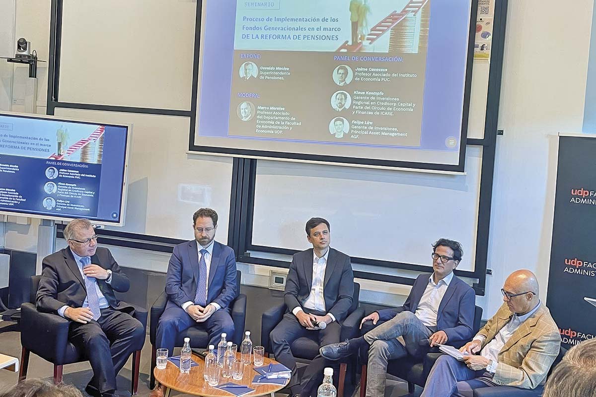 <p>El super de Pensiones, Osvaldo Macías; el gerente de inversiones de Credicorp, Klaus Kaempfe; el gerente de inversiones de Principal AGF, Felipe Lira; y el académico de la UC, Jaime Casassus.</p>