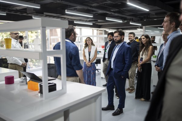 El Presidente Boric hizo un recorrido por las instalaciones del hub con la directora ejecutiva de startuplab.01, Francisca Contreras. Foto: Presidencia