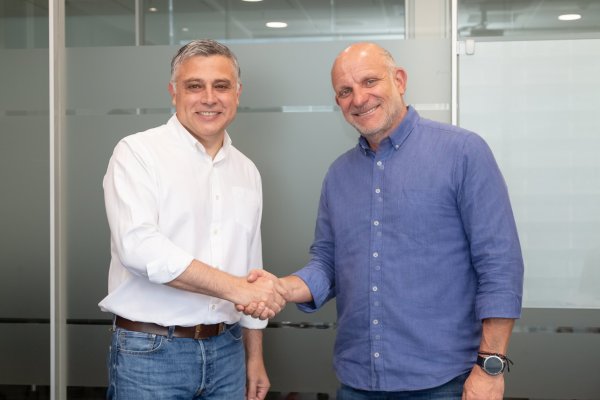 <p>Rodrigo Paredes, gerente general de Montaraz SpA; y Andrés Fosk, gerente general de Landes.</p>