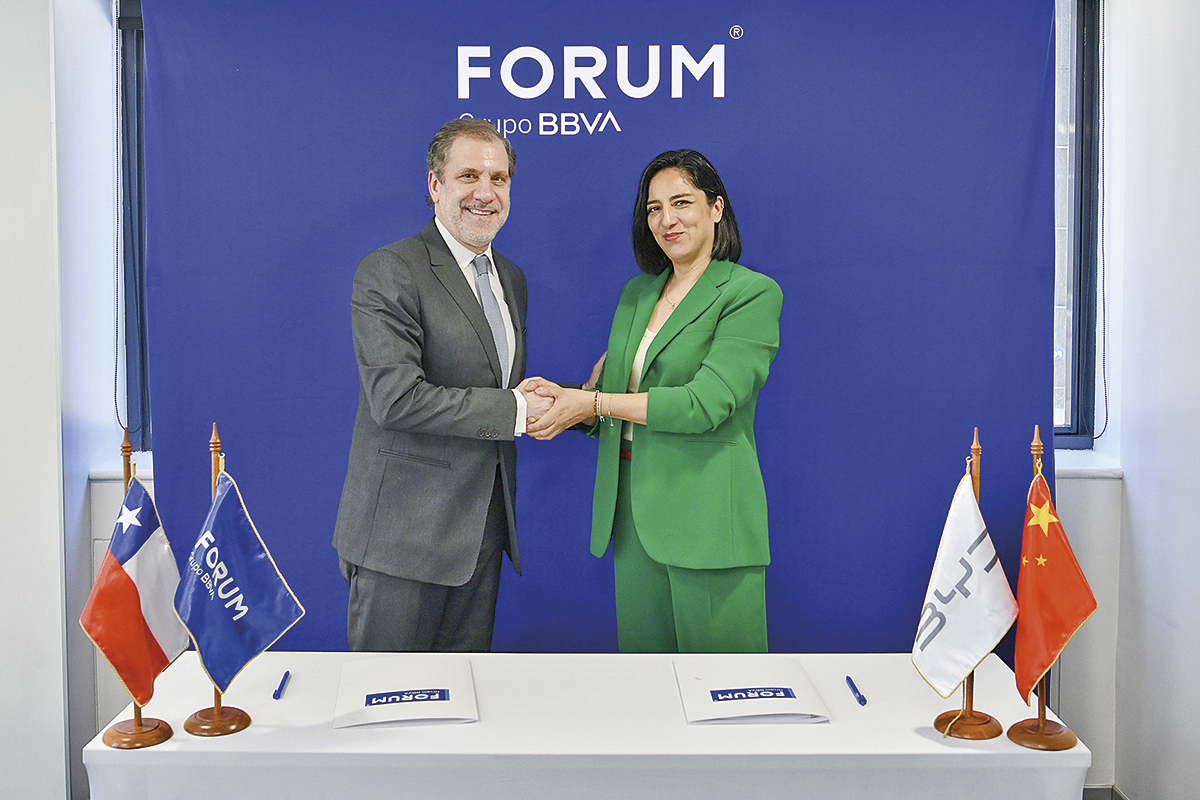 <p>Jorge Matuk, Country Manager de BBVA en Chile y CEO de Forum, Grupo BBVA; Tamara Berríos, Country Manager de BYD Chile.</p>