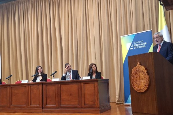 <p>Van Klaveren aborda negativa de Perú a Kast y advierte sobre la complejidad de un “corredor humanitario”</p>