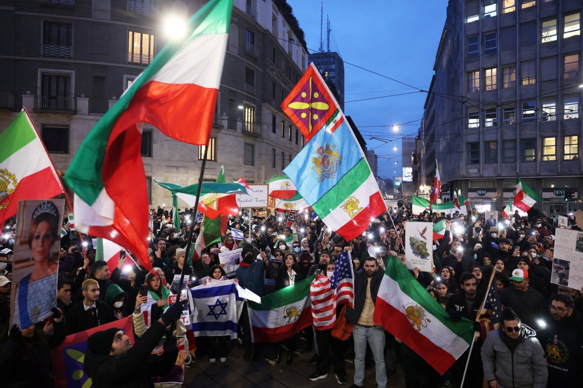 <p>Trump insta a los iraníes a seguir protestando y dice que "la ayuda está en camino"</p>
