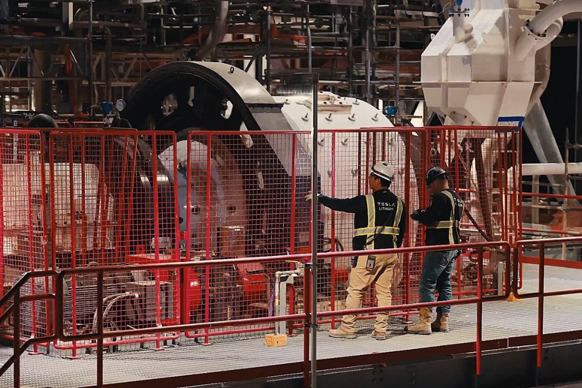 <p>Trump activa ofensiva para asegurar minerales críticos y Tesla presenta su refinería de litio</p>