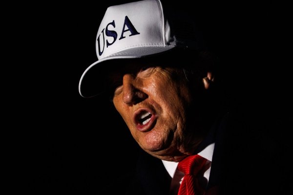 <p>EEUU se dispone a suspender el procesamiento de visas para decenas de países</p>