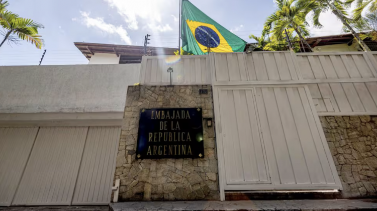 <p>Tensión en Venezuela: Brasil se retira hoy de la embajada argentina y complica a Milei</p>