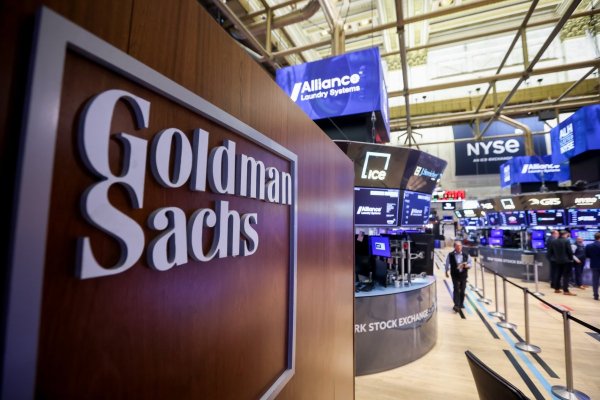 <p>Operadores de acciones de Goldman recuperan la corona de Wall Street tras récord en trading</p>
