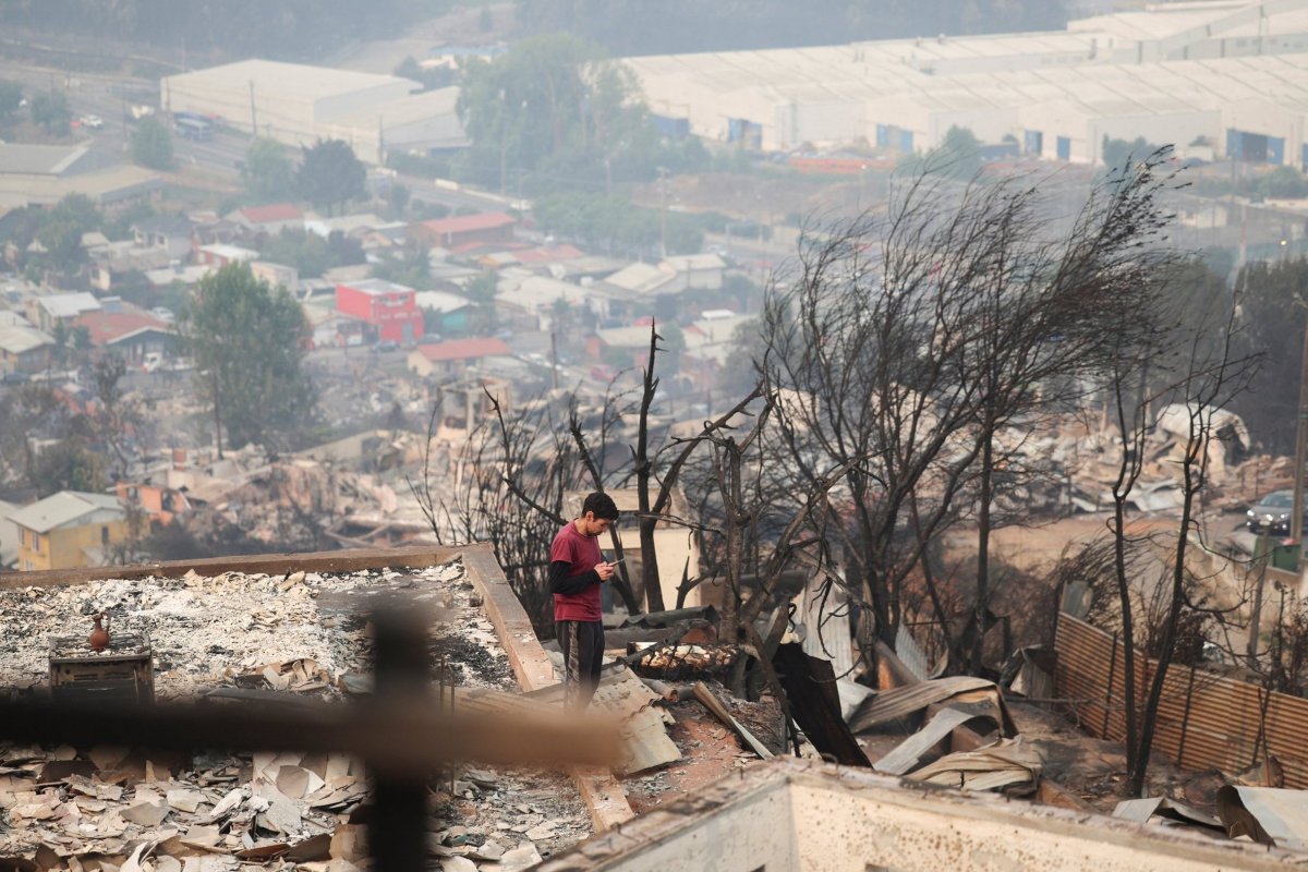 <p>Gobierno entrega nuevo balance por incendios en Ñuble y Biobío: 19 fallecidos y más de 1.500 damnificados</p>