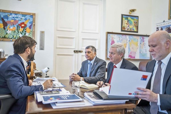 <p>Boric y Kast fueron acompañados de sus enlaces para la transición: Álvaro Elizalde y Claudio Alvarado.</p>