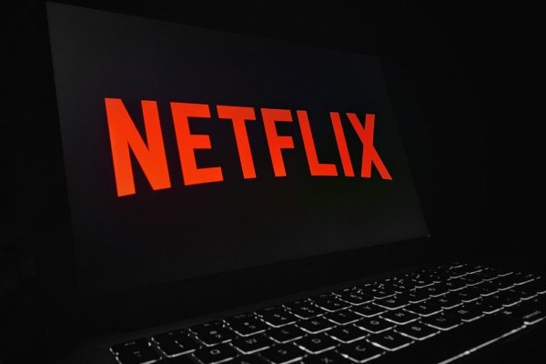 <p>Netflix cae casi 5% tras enfriar expectativas para 2026 y congelar recompras para financiar compra de Warner Bros</p>