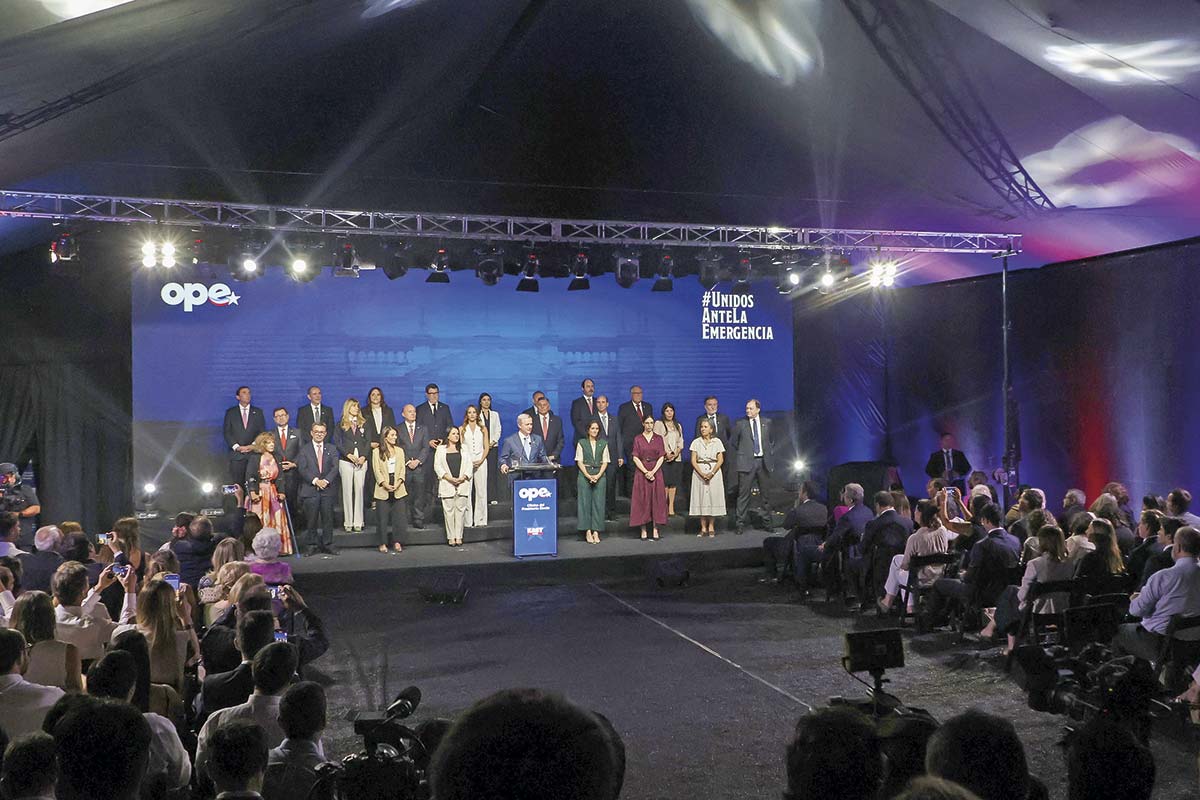 <p>El Presidente electo junto con su gabinete de 24 ministros, en la sede de la OPE en calle La Gloria, en Las Condes.</p>