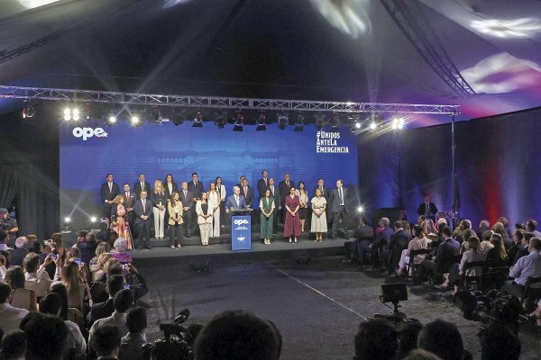 <p>El Presidente electo junto con su gabinete de 24 ministros, en la sede de la OPE en calle La Gloria, en Las Condes.</p>