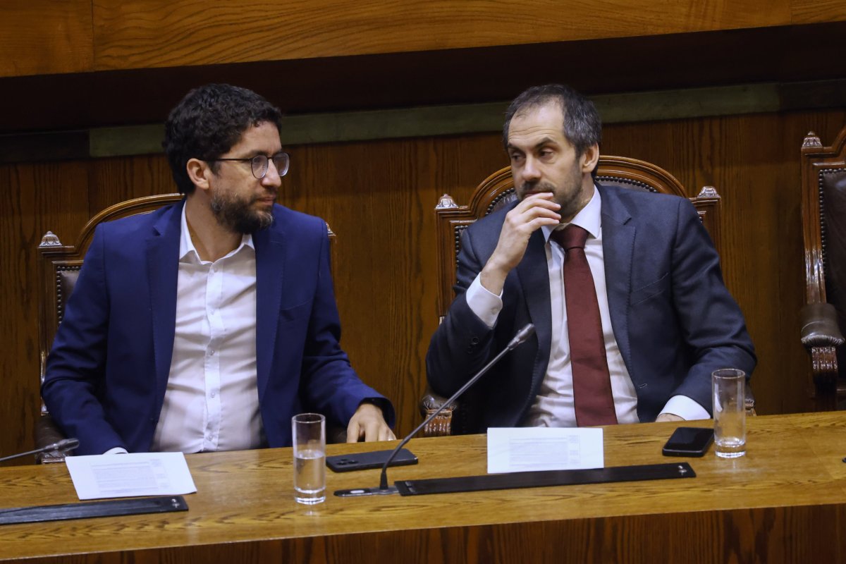 <p>Los ministros del Trabajo y Hacienda, Giorgio Boccardo Nicolás Grau, durante la sesión de la Cámara. (Foto: Aton Chile)</p>