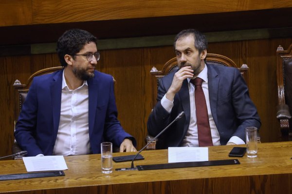 <p>Los ministros del Trabajo y Hacienda, Giorgio Boccardo Nicolás Grau, durante la sesión de la Cámara. (Foto: Aton Chile)</p>